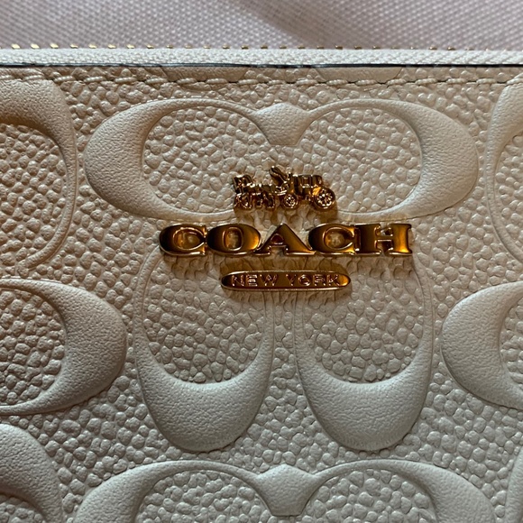 🎉Host Pick🎉 NWT White Embossed Coach Wallet  / Wristlet in White with Bo… - Picture 3 of 15
